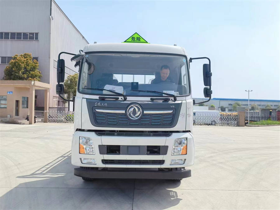 6米8東風天錦氣瓶運輸車