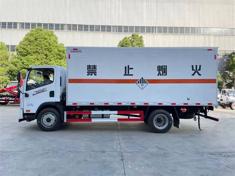 5米2解放J6F爆破器材運(yùn)輸車