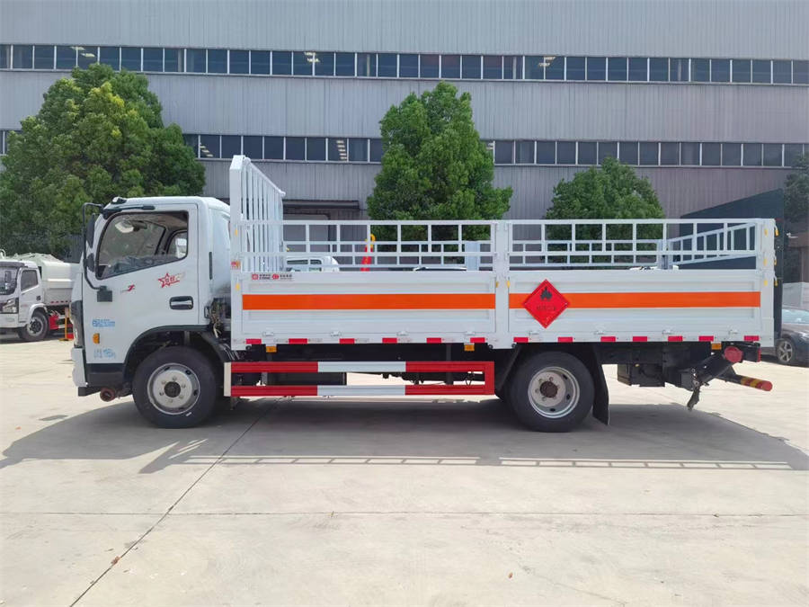 5米2東風(fēng)多利卡氣瓶運(yùn)輸車
