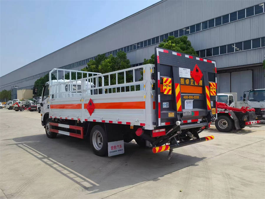 5米2東風(fēng)多利卡氣瓶運(yùn)輸車