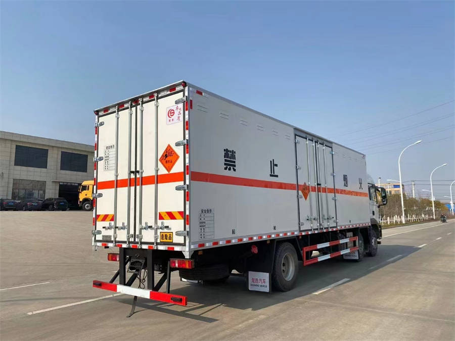 9米6重汽汕德卡爆破器材運輸車