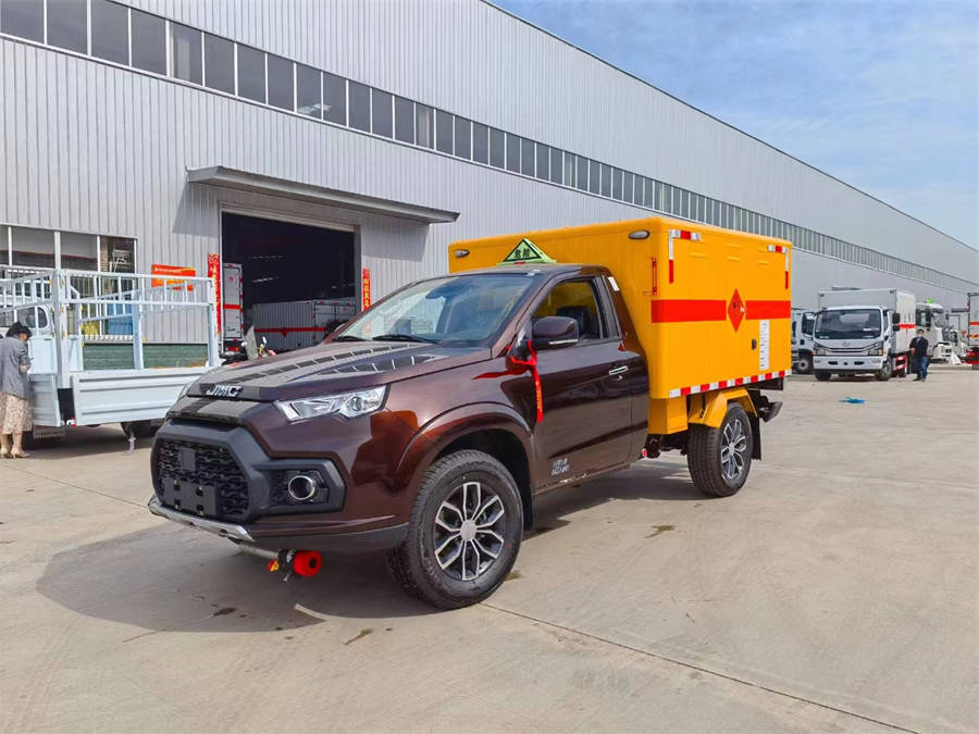 江鈴皮卡四驅(qū)爆器材運輸車