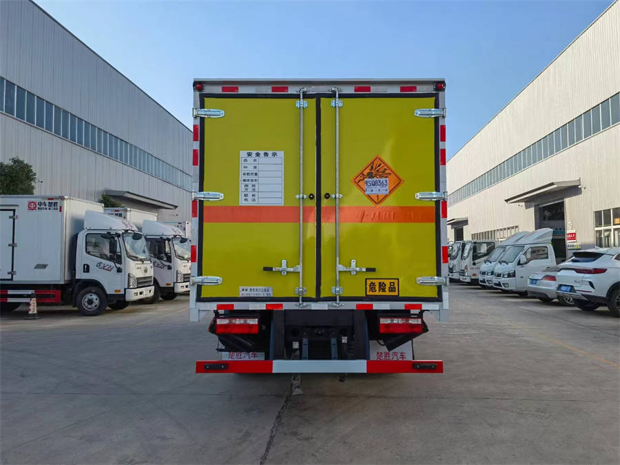 5米2東風(fēng)多利卡D7爆破器材運(yùn)輸車(chē)