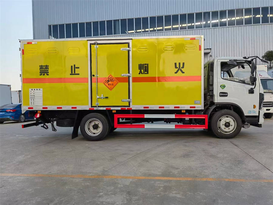 5米2東風(fēng)多利卡D7爆破器材運(yùn)輸車(chē)