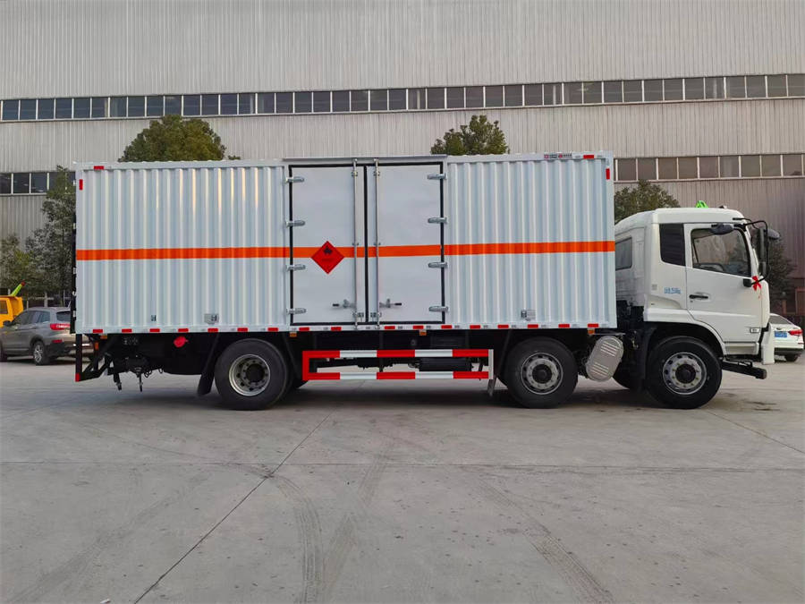 8米6東風(fēng)天錦小三軸雜項(xiàng)運(yùn)輸車(chē)