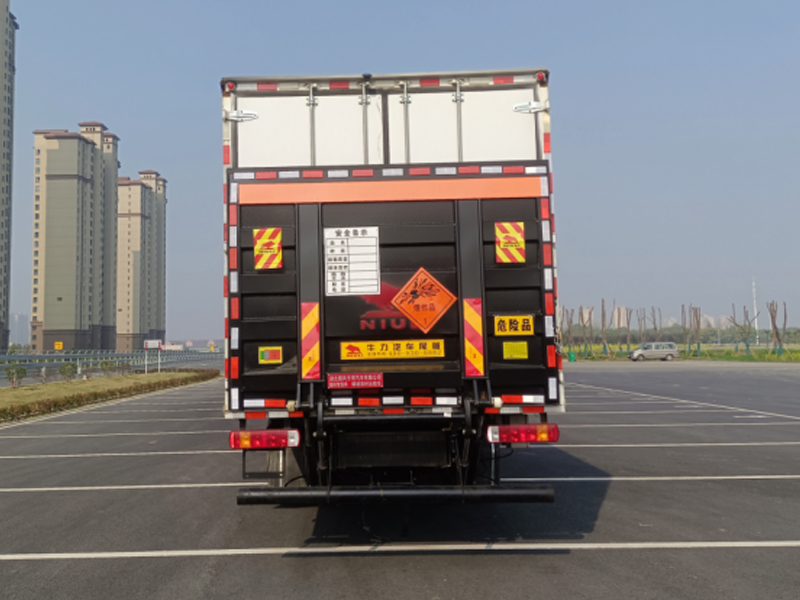解放長(zhǎng)春三軸爆破大柴260馬力