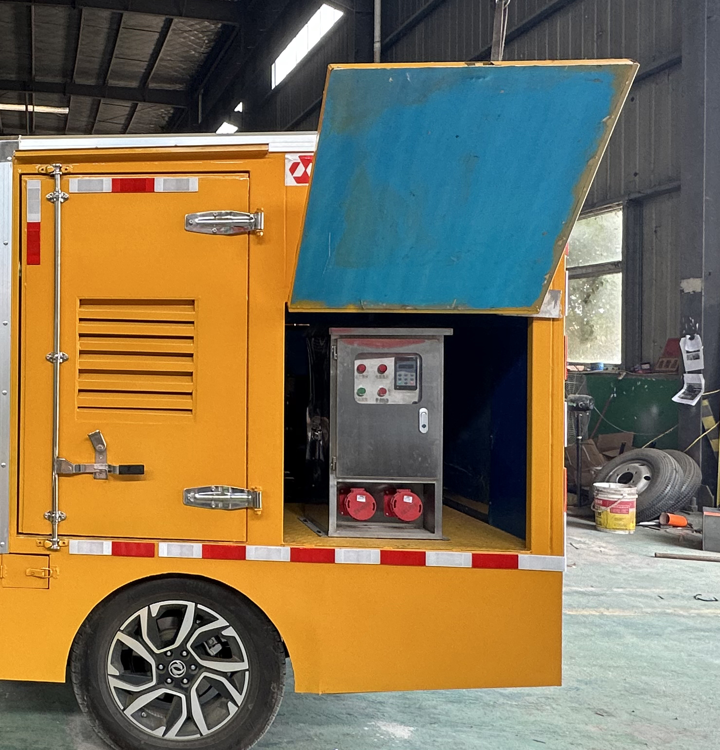 元爽牌SFZ5030XXHZ6型救險(xiǎn)車