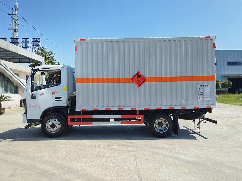 東風(fēng)多利卡D6（黃牌） 易燃?xì)怏w廂式運(yùn)輸車